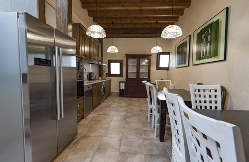 Lerin Apartment | Suite 'Las Golondrinas' with Mountain Views and Unlimited SPA Access with Cellar