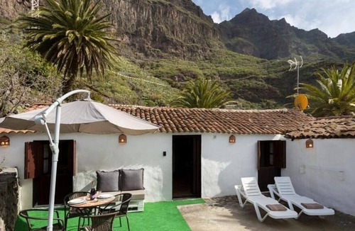 Lomo de Arico House | Vacation Home Traditional Canary Cottage in Masca with Garden, Terrace & Wi-Fi