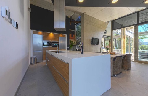 San Sebastian Villa | Villa de diseño con piscina, sauna, Txoko Vasco y garaje para 5 coches