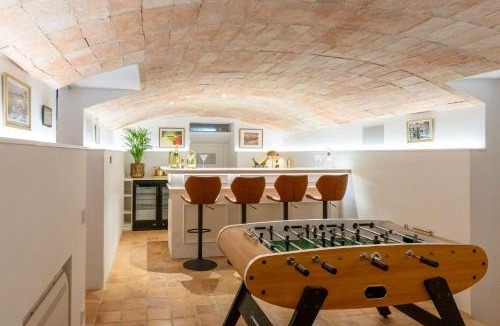 Sitges Villa | Villa De Los Leones in heart of Sitges by beach and town with AC & games