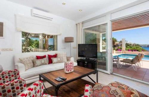 Cala Llonga Villa | VILLA LANTANA -Vistas únicas al puerto de Mahón