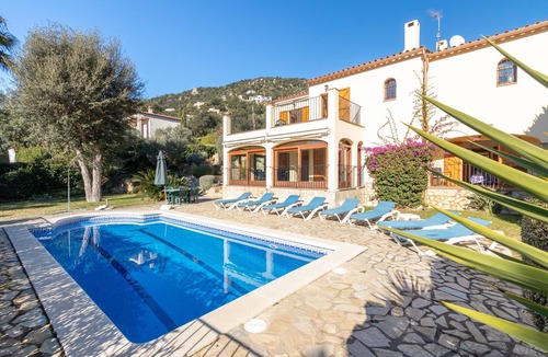 Calonge Villa | Villa "Rosa" with Mountain View, Pool & Wi-Fi