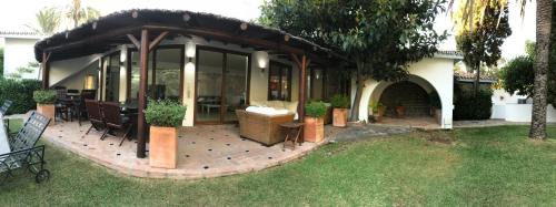 Atalaya-Isdabe Villa | Villa with Heated Pool and Jacuzzi close to Puerto Banus and Beach