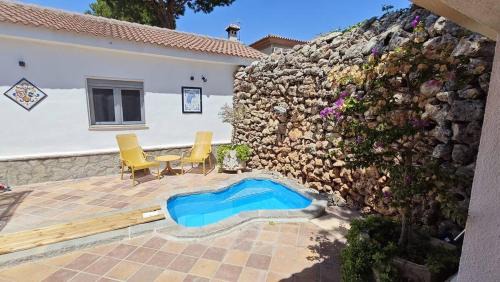 2-Person Studio, Private Splash Pool, 5 Min Beach