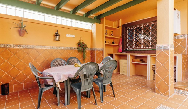 Acogedor Hogar en Cádiz con Patio y Amenidades Deportivas