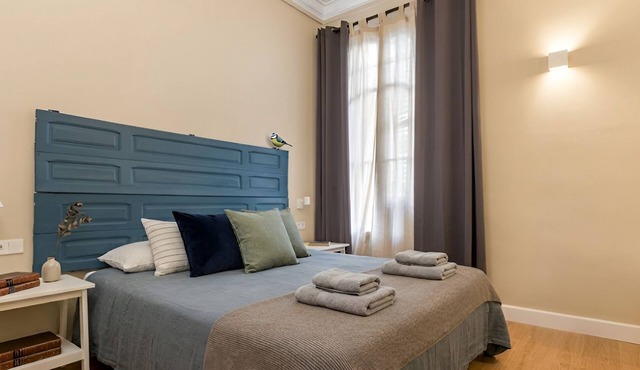Acomodis Apartments - Comfy 15 Bedroom Group Flat in L’Eixample up to 27 people!