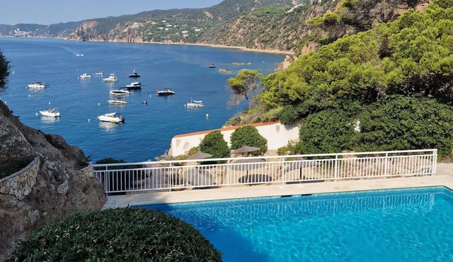 APARTMENT AT WALKING DISTANCE FROM THE BEACH AND POOL