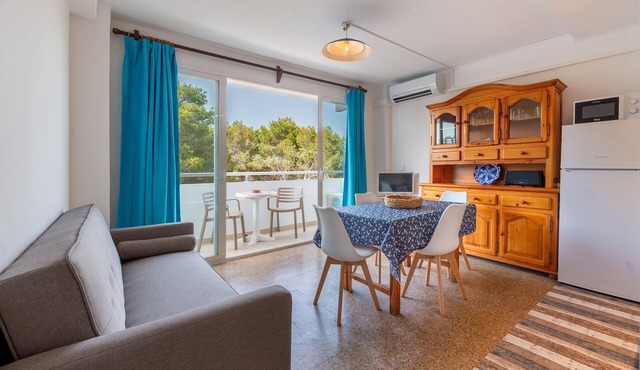 Apartment 'Pujols 16' with Balcony and Air Conditioning