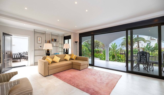 Apartment 'Villa Paloma' close to the Beach with Shared Pool & Wi-Fi