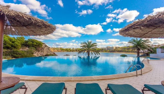 Apartment "White Sands 613" close to the Beach with Sea View, Pool & Wi-Fi