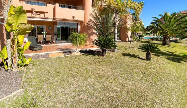 Apt Sleeps 4 with Pool Access