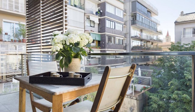 Barcelona's Center Business Apartment with Balcony
