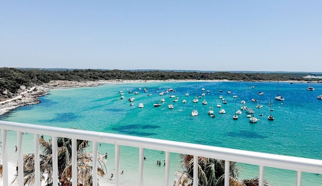 Beachfront Penthouse – Panoramic Terrace, Mediterranean Style, and Privacy