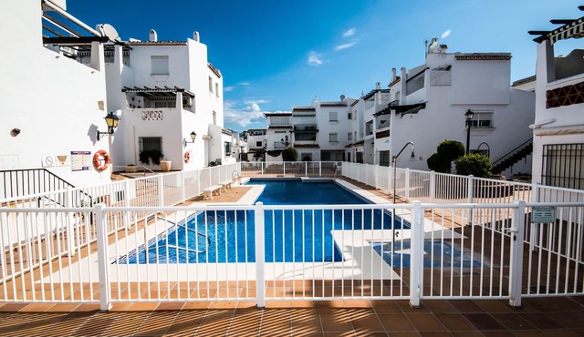 Beachfront apartment next to Duquesa port
