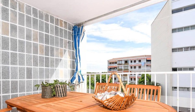 Beachside 3-Bed Apartment with Parking, Wifi, and Pool Access