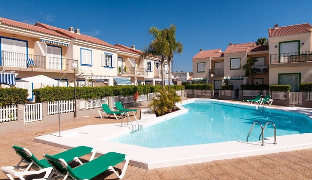 Beautiful apartment for 4 guests with WIFI, pool, A/C, TV and patio