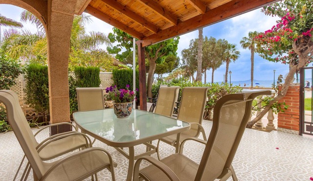 Beautiful home in Los Alcázares with WiFi