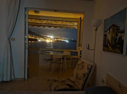 Beautiful oceanfront studio with private parking