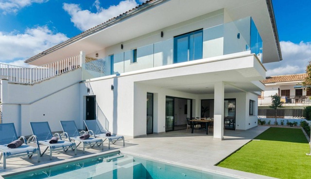 Beautiful villa for 6 people with private pool, WIFI, A/C, TV, patio and parking