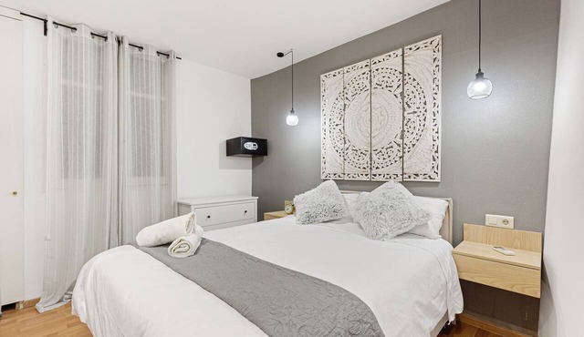 Beautifully Renovated 18th Cent. Historic Apartment In Malaga Centre