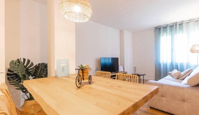 Bravissimo Sirenes, 2-bedroom apartment in central Girona