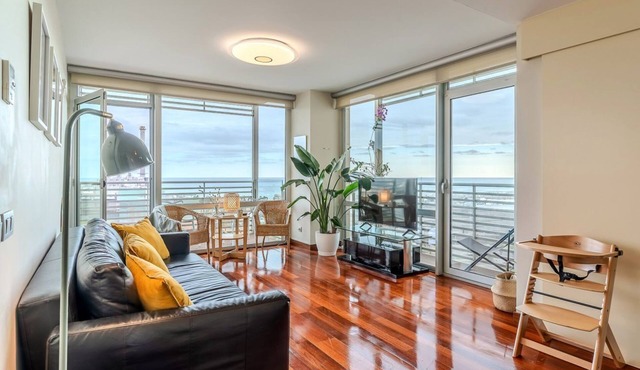Bright apartment near Forum Beach with pool