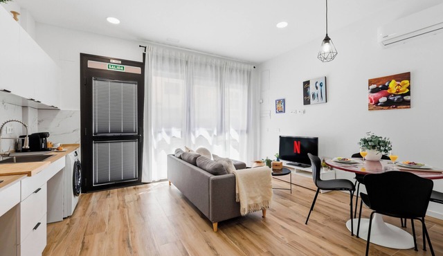 Bright Loft | Fully Equipped | Smart TV | AC | Sleeps 2