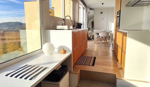 Bright renovated apartment with views of the vineyards and sea plus pool