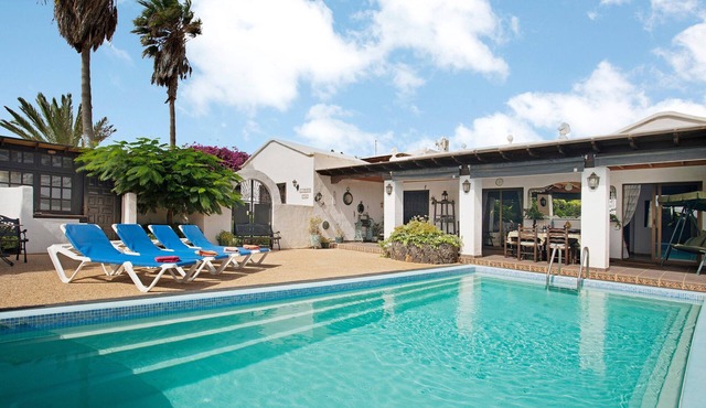 Casa Albryna: Secluded Lanzarote Villa with Heated Pool & Mountain Views