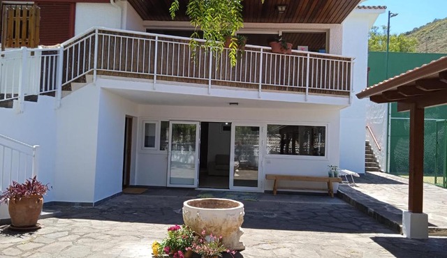 Casa con jardín privado y pista de padel