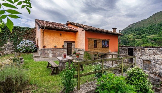 Casa Rural Ricao with Mountain Views, Private Terrace and WiFi