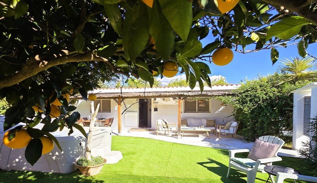 Casita with spacious private garden and jacuzzi