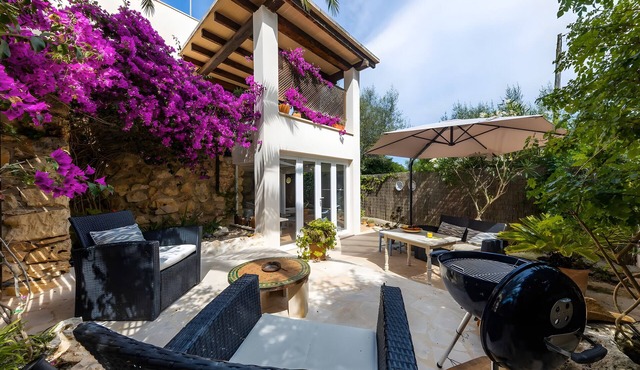 'Cel Pins' Holiday Home with an En-Suite Apartment, Private Terrace, Wi-Fi and Air Conditioning