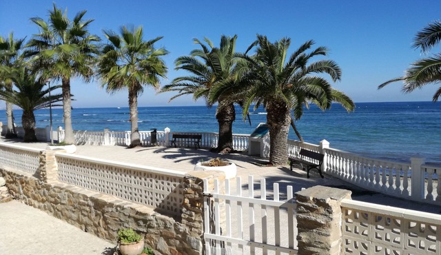 CHALET ON THE FIRST LINE OF THE SEA, 5 METERS ! FREE WIFI
