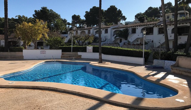 Charming 2-bedroom bungalow in Moraira, 5 minute walk to town and beach
