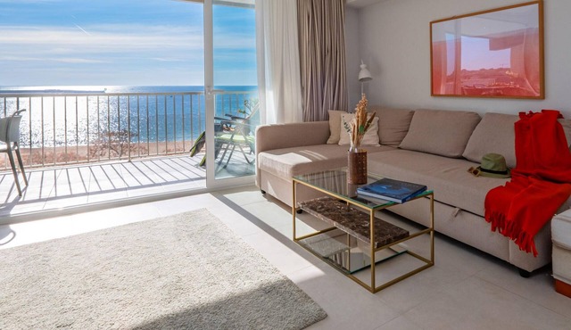 Chic Palamós Seafront Apartment