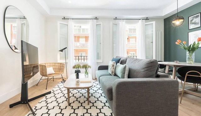 Doctor Castelo LXIV - Two Bedroom Apartment, Sleeps 3