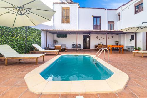 El Carmen - Villa Rural con Piscina Privada y Patio Andaluz