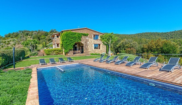 Gorgeous villa, sleeps 12, pool, tennis court, stunning views in the Costa Brava