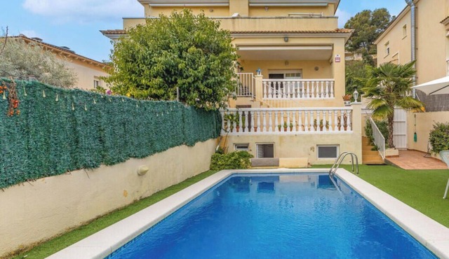 Family Oasis in Comarruga: Pool and Relaxation