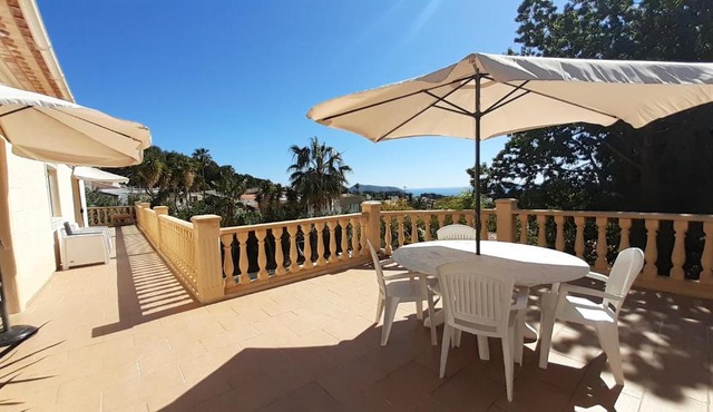 habitación con techo inclinado y vista al mar