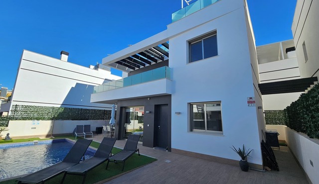 High quality equipped villa with heatable pool in quiet location