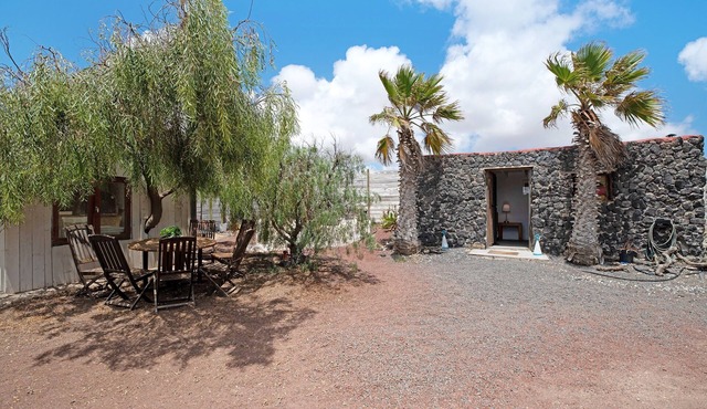 Holiday Home 'Aloe Art' with Shared Garden and Wi-Fi
