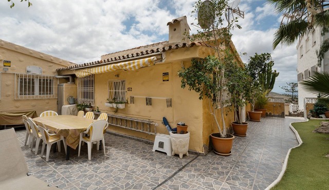 Holiday Home 'La Casuca' with Mountain Views, Shared Pool & Wi-Fi
