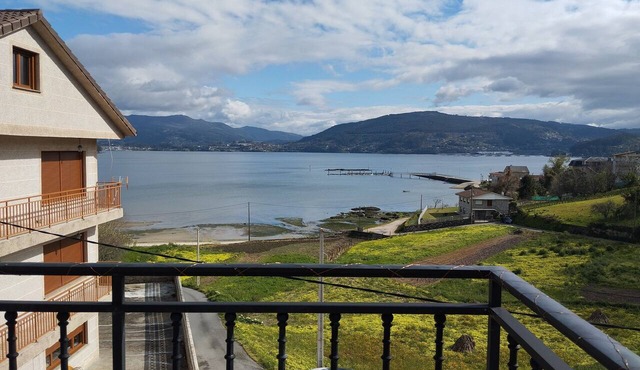 Holiday Home 'Seaside Stay' with Sea View, Private Garden and Wi-Fi