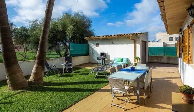 Holiday Home "Villa Marys" close to the Sea with Private Garden & Wi-Fi