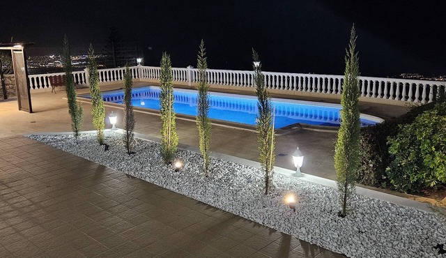 Holiday Villa 'Cool 4-bedroom with Sea Views', Wi-Fi & Air Conditioning