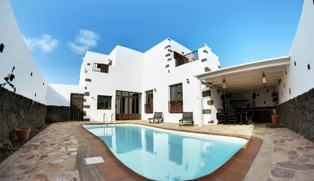 Homerez - House 8 km away from the beach for 6 ppl. with swimming-pool at Tinajo