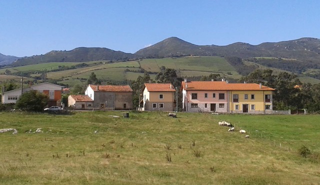 House for tourist use, 7 + 1 persons, 3,5 Km. from beach, near Picos Europa