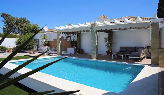 House with a pool, 25 minutes from Seville, 3 suites, spacious outdoor area.